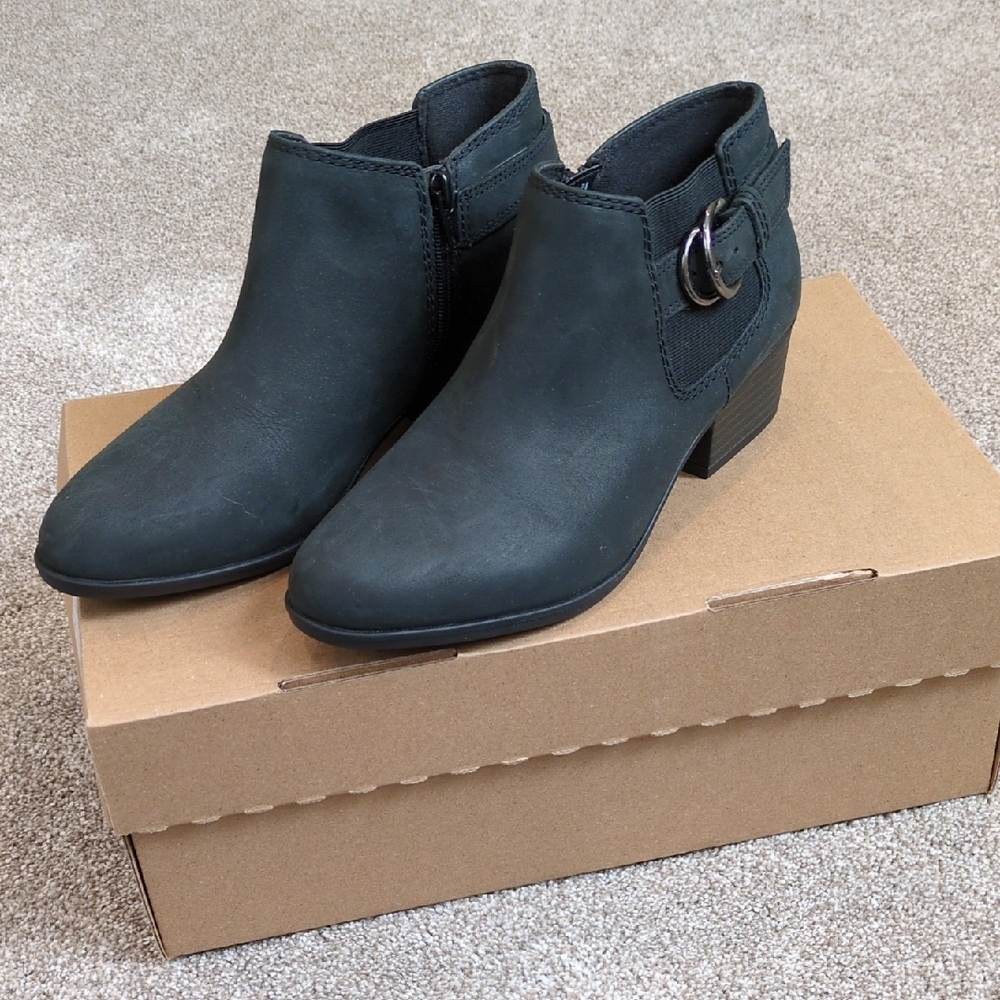 ❤️NIB Women's Clarks Black Ankle Boots with Buckle size 7.5 and size 6.5❤️
